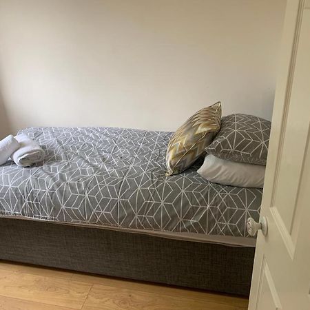 Big 5 Bedroom House In Biddenham With 3 Bathrooms 外观 照片