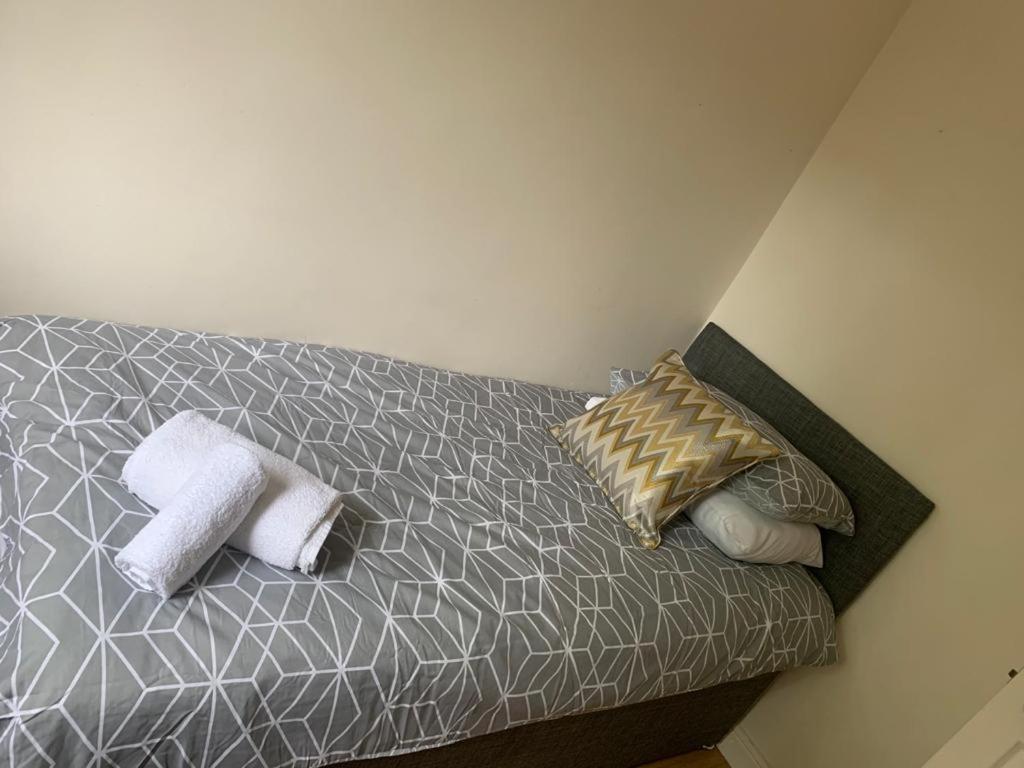 Big 5 Bedroom House In Biddenham With 3 Bathrooms 外观 照片