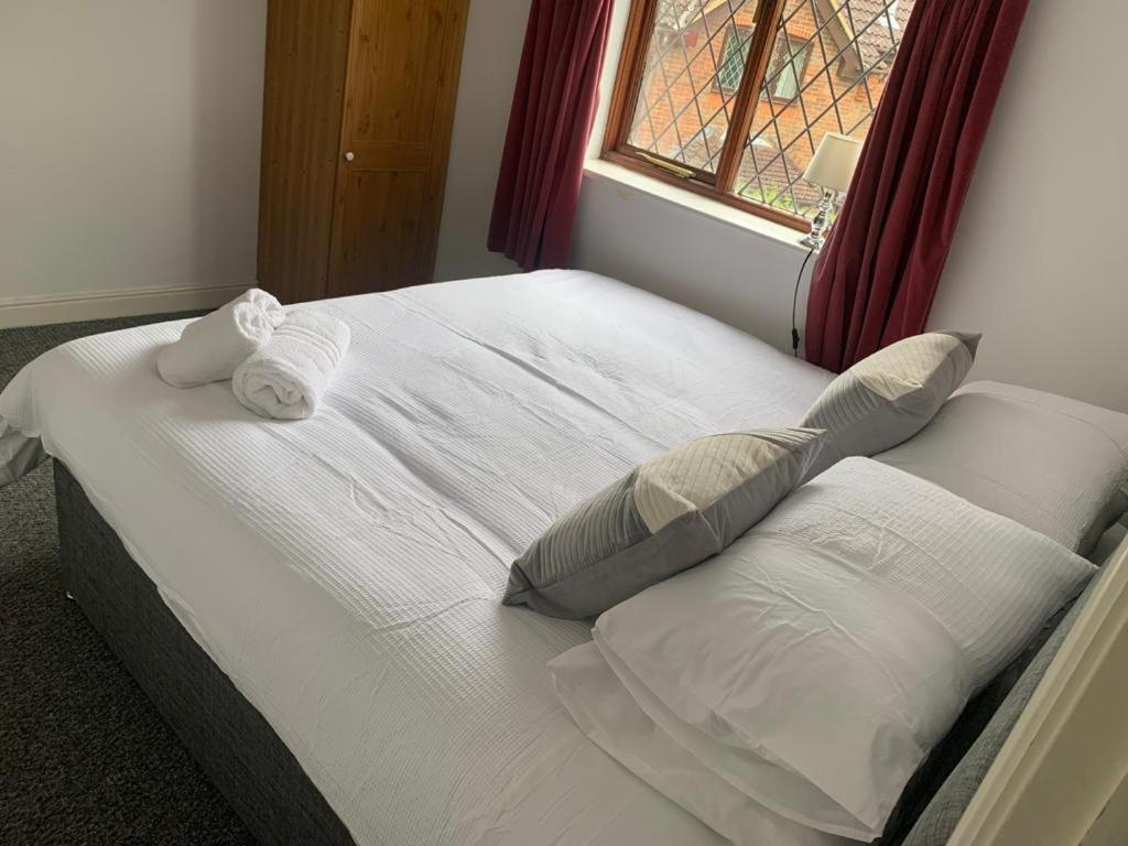 Big 5 Bedroom House In Biddenham With 3 Bathrooms 外观 照片