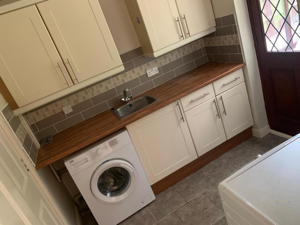 Big 5 Bedroom House In Biddenham With 3 Bathrooms 外观 照片