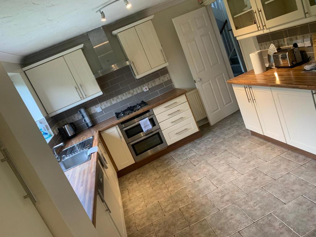 Big 5 Bedroom House In Biddenham With 3 Bathrooms 外观 照片